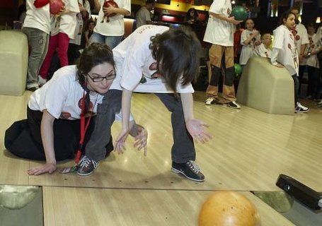 FOTKA - Tve Novy si s dtmi zahrly bowling