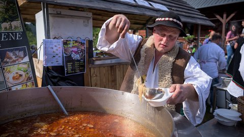 FOTKA - Startuje 8. Karlovsk gastrofestival: opt o nco vt a sdvma Micheliny