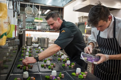 FOTKA - Soutte o nejlep frgl a klobsu na Karlovskm gastrofestivalu