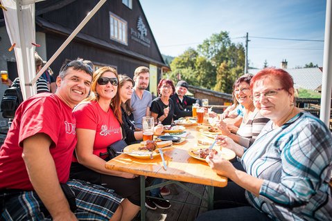 FOTKA - Soutte o nejlep frgl a klobsu na Karlovskm gastrofestivalu