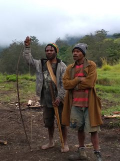 FOTKA - Papua Nov Guinea: dva svty - Vojta a Sentiko