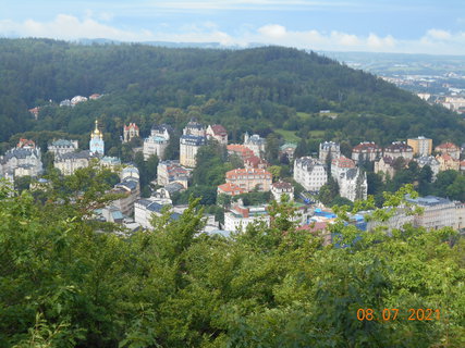 FOTKA - Prochzka s vhledy na Karlovy Vary