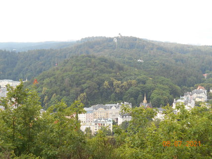 FOTKA - Prochzka s vhledy na Karlovy Vary