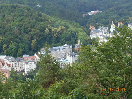 FOTKA - Prochzka s vhledy na Karlovy Vary