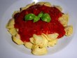 fotka Tortellini s rajaty, cibul, esnekem a bazalkou